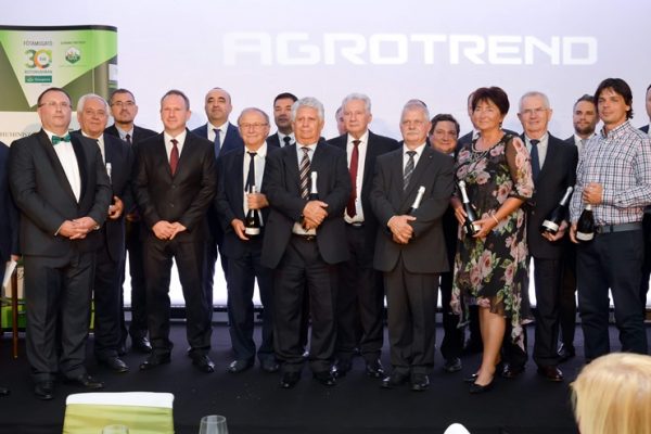 Második alkalommal adták át a Magyarország Legszebb Birtoka díjat, az elismerést az Agrár-Béta Kft. vehette át szombaton Gárdonyban. A fődíj mellett kihirdették az állattenyésztő, a gyümölcstermesztő, a szántóföldi növénytermesztő és a kistermelői családi birtok, a kertészet, a szőlészet-borászat és a precíziós gazdálkodás kategóriák győzteseit, valamint a közönségdíj nyertesét is. A verseny fővédnöke Jakab István, a Magyar Gazdakörök és Gazdaszövetkezetek Szövetsége (MAGOSZ) elnöke volt.